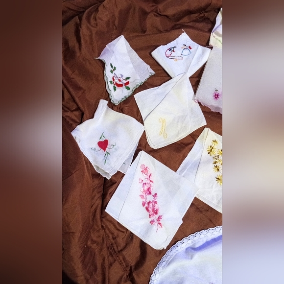 Lot of 20 VTG hand embroidered hankies unbranded. Assorted patterns & materials - Picture 2 of 5